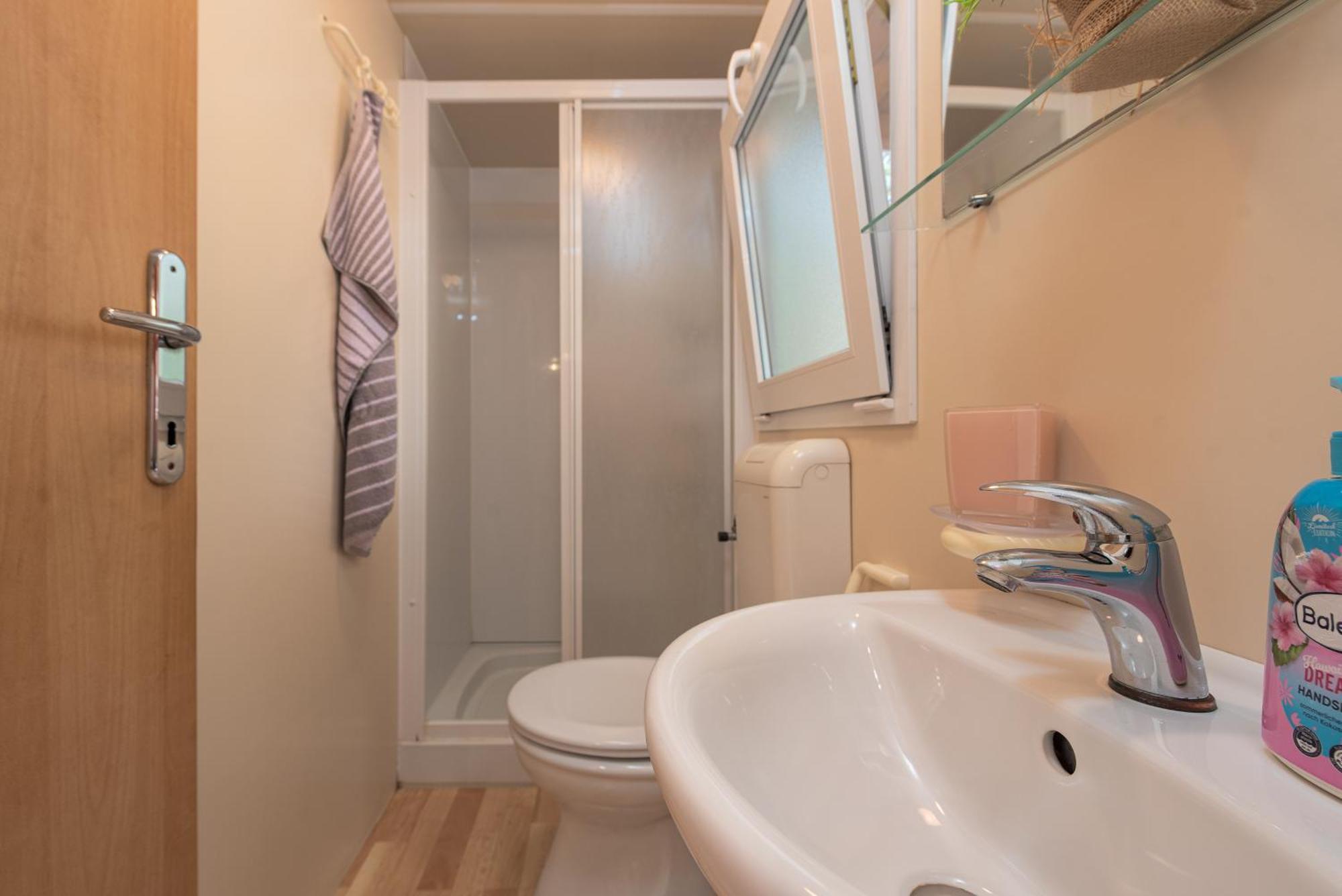 Camp Mrkva Mobile Homes With Pool Sukošan Habitación foto