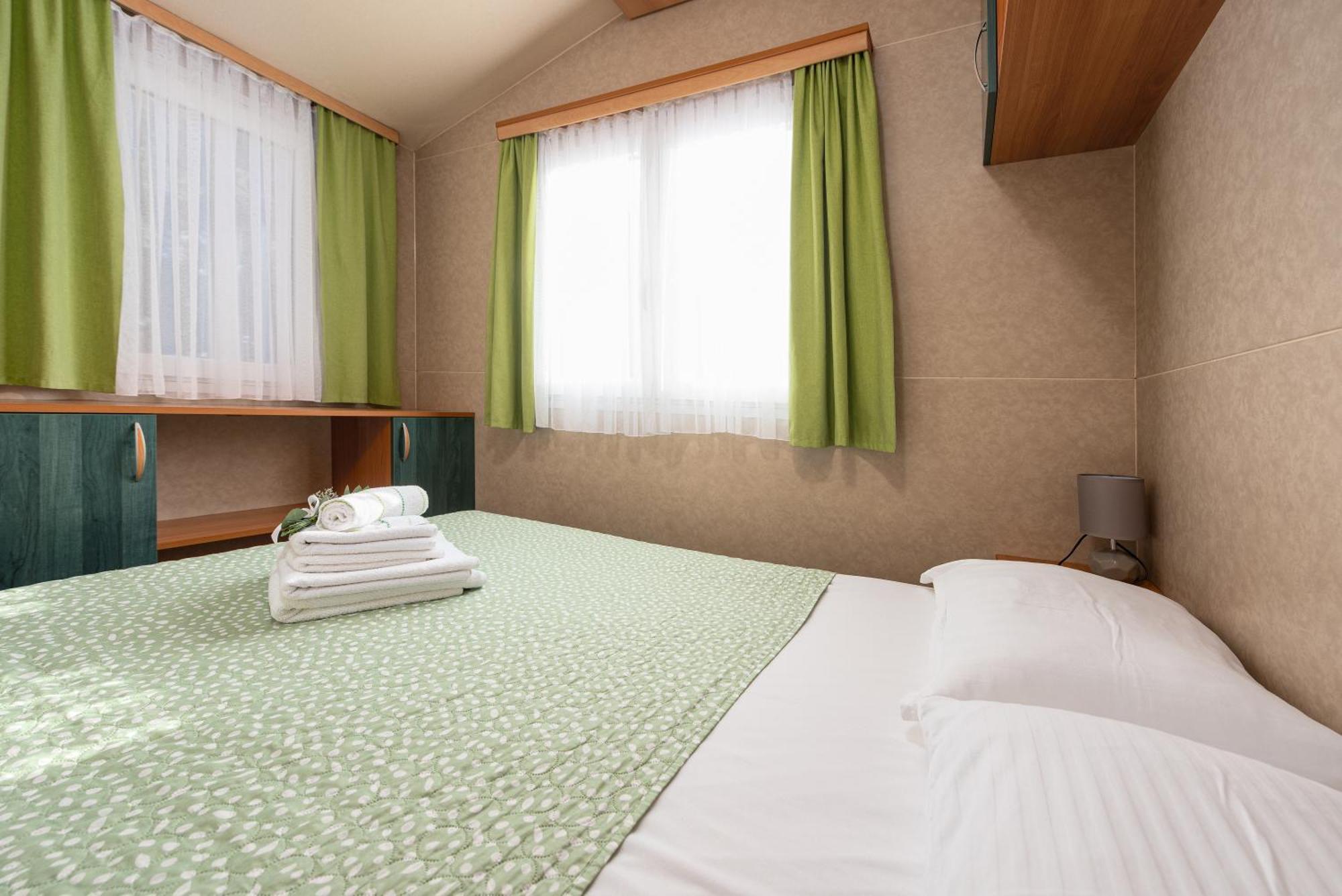 Camp Mrkva Mobile Homes With Pool Sukošan Habitación foto